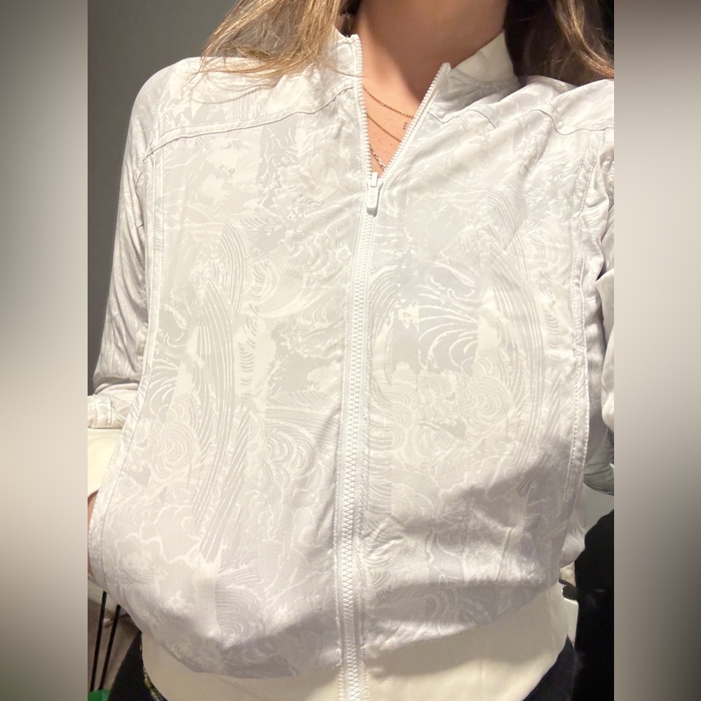 Lululemon: Women's Reversible Insulated
Windbreaker Jacket - Picture 4 of 16